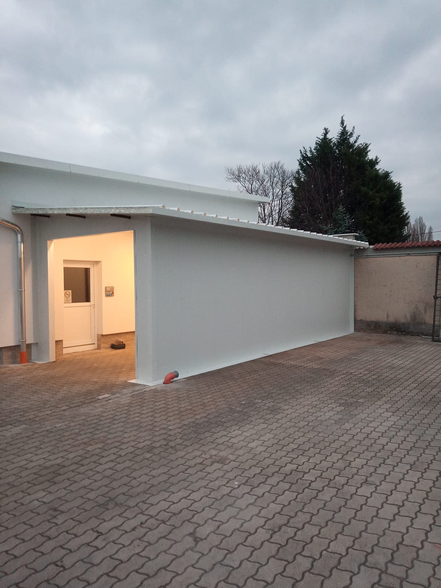 Tárolók és Garázsok